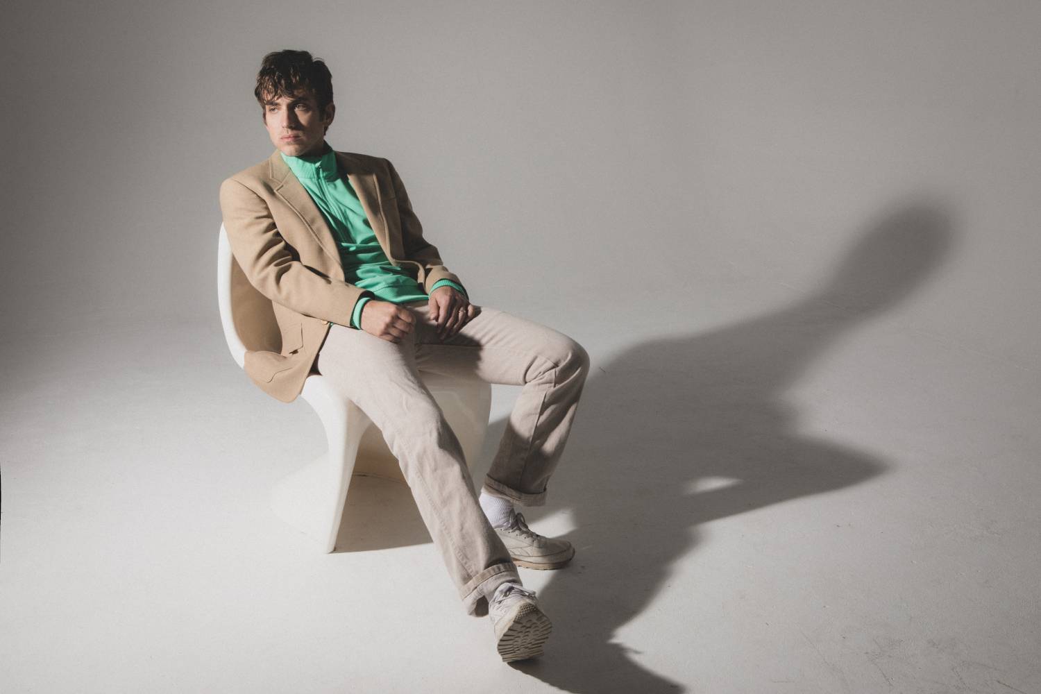 Andrew Combs premieres new song "Born Without A Clue", tours with Erin Rae